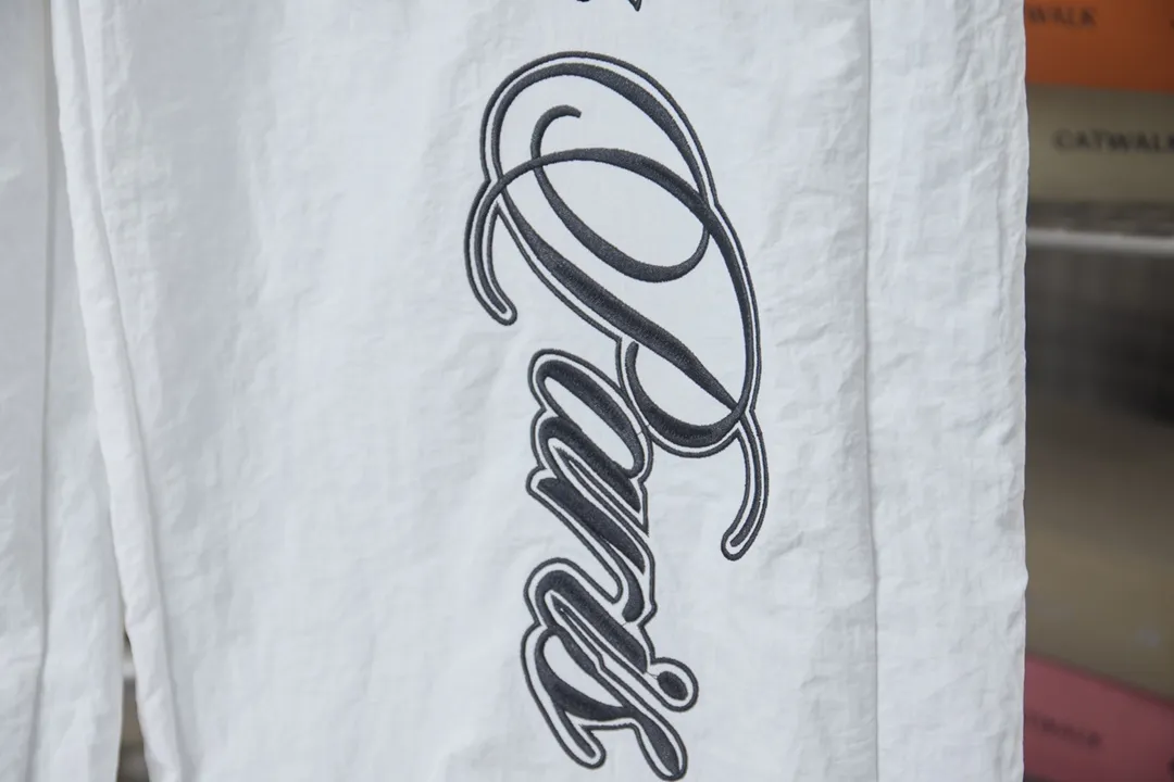 Balenciaga 𝘽𝘼𝙇𝙀𝙉𝘾𝙄𝘼𝙂𝘼 BLCG 26SS 71 cursive signature letter embroidery sports suit Light luxury A must-have item for men and women's daily commuting Correct version Welcome to compare Detailed features · Customized matt Taslan jacket fabric · The fabric has undergone a waterproof coating process · The interior is made of three-grade polyester bird's eye mesh · OS ultra-loose silhouette design · Side zipper pockets Small stand-up collar design · Internal zipper pocket design · Elastic waistband design at the hem · Customized molded hardware zipper Jacket double puller design · Tajima high-speed embroidery machine with 100,000-needle three-dimensional design · Double side pockets on trousers · Original main mark and washed tag brand packaging Color: Black/White Size: 46/48/50/52